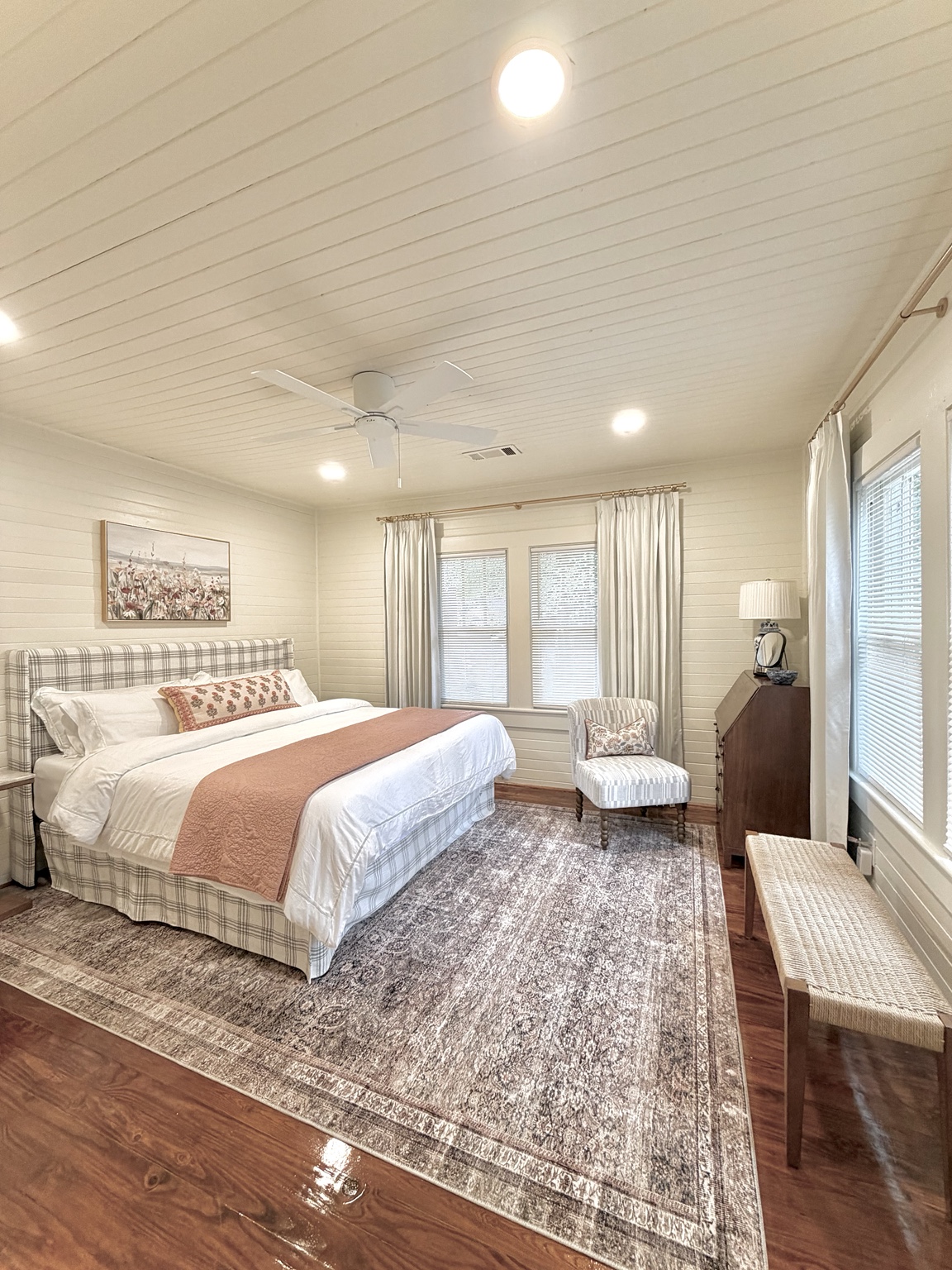 King bedroom at Dragonfly Cottage