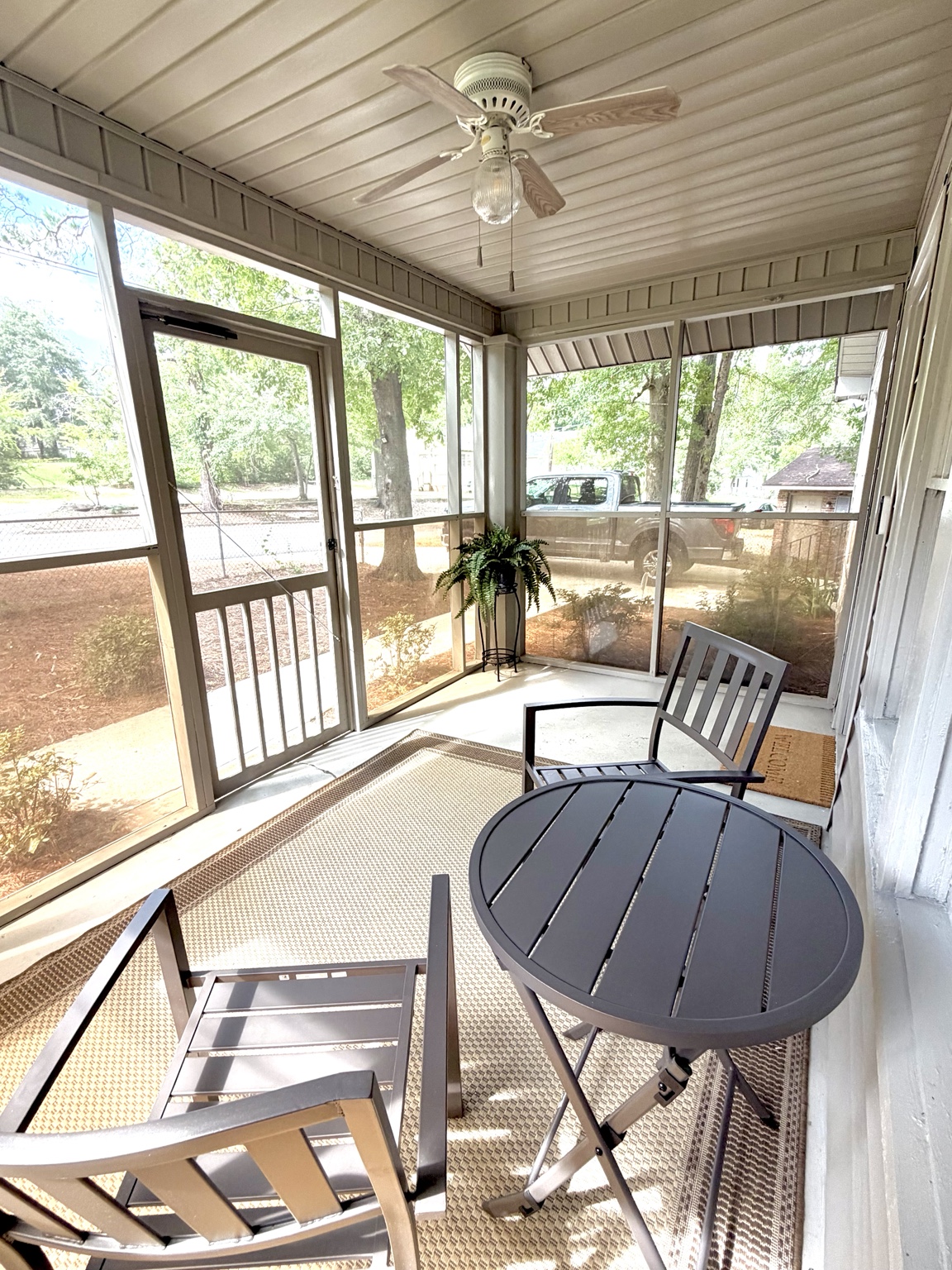 Screened porch at Dragonfly Cottage